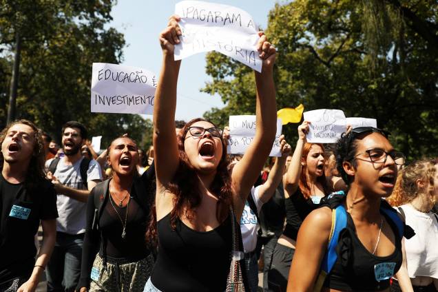 Manifestantes exibem cartazes durante protesto realizado em frente ao Museu Nacional, em São Cristovão, no Rio de Janeiro (RJ), após grande incêndio atingir o local - 03/09/2018 Manifestantes exibem cartazes durante protesto realizado em frente ao Museu Nacional, em São Cristovão, no Rio de Janeiro (RJ), após grande incêndio atingir o local - 03/09/2018
