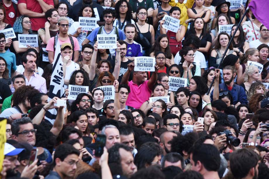 Manifestantes protestam na região da Cinelândia, no Rio de Janeiro (RJ), em defesa do Museu Nacional e outros prédios públicos usados como arquivos, bibliotecas e outros espaços de memória - 03/09/2018