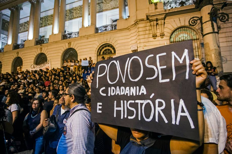 Manifestantes protestam na região da Cinelândia, no Rio de Janeiro (RJ), em defesa do Museu Nacional e outros prédios públicos usados como arquivos, bibliotecas e outros espaços de memória - 03/09/2018