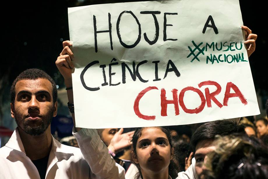 Manifestantes protestam na região da Cinelândia, no Rio de Janeiro (RJ), em defesa do Museu Nacional e outros prédios públicos usados como arquivos, bibliotecas e outros espaços de memória - 03/09/2018