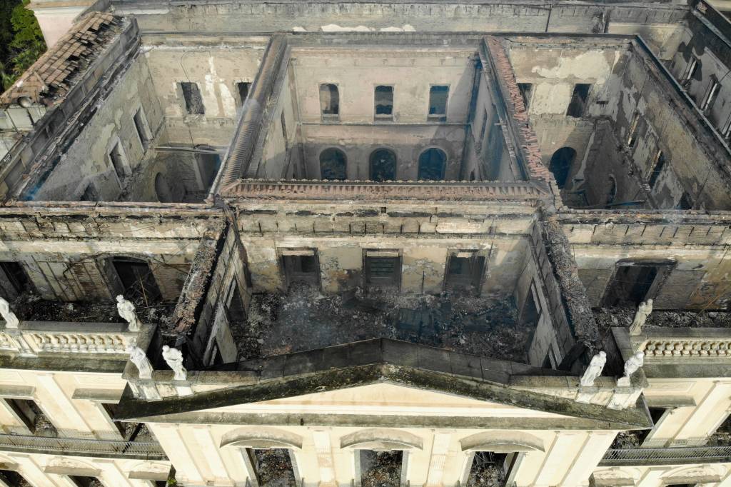 Duas semanas depois do incêndio, o Museu Nacional segue abandonado