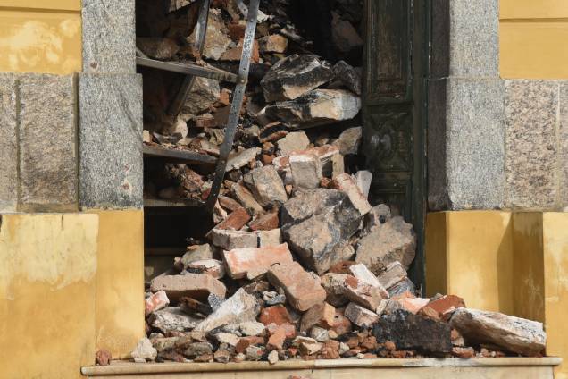 Após mais de 6 h, bombeiros controlam incêndio no Museu Nacional, na Quinta da Boa Vista, na zona norte do Rio, nesta segunda-feira (3). Mais antigo do país, museu tem 20 milhões de itens e apresentava problemas de manutenção. (Foto: Após mais de 6 h, bombeiros controlam incêndio no Museu Nacional, na Quinta da Boa Vista, na zona norte do Rio, nesta segunda-feira (3). Mais antigo do país, museu tem 20 milhões de itens e apresentava problemas de manutenção. (Foto: