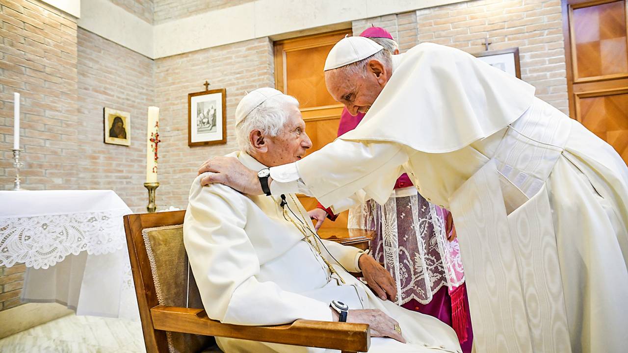 Junho de 2018 - Francisco, um dos mais assíduos na casa do papa emérito: vida reclusa e limitada ao Vaticano
