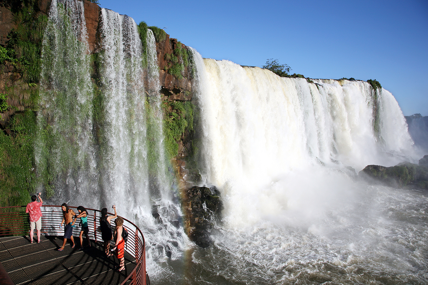 Argentina fecha Cataratas do Iguaçu por aumento do nível da água causado pelo El Niño