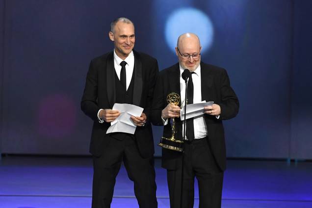 Joel Fields e Joe Weisberg vencem na categoria de Melhor roteiro de série dramática, durante o Emmy Awards - 17/09/2018 Joel Fields e Joe Weisberg vencem na categoria de Melhor roteiro de série dramática, durante o Emmy Awards - 17/09/2018