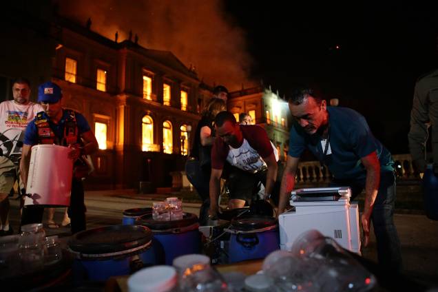 Funcionários do Museu Nacional tentam salvar parte do acervo e equipamentos de incêndio - 03/09/2018 Funcionários do Museu Nacional tentam salvar parte do acervo e equipamentos de incêndio - 03/09/2018
