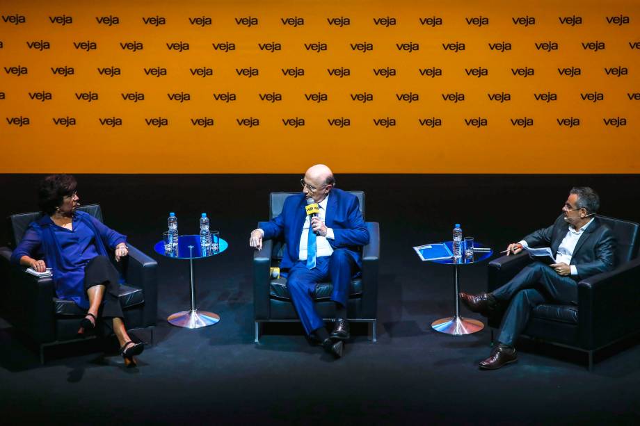 Henrique Meirelles (MDB) foi o quinto presidenciável a ser entrevistado durante o fórum Amarelas Ao Vivo; ele falou com Dora Kramer, colunista, e Mauricio Lima, redator-chefe de VEJA Henrique Meirelles (MDB) foi o quinto presidenciável a ser entrevistado durante o fórum Amarelas Ao Vivo; ele falou com Dora Kramer, colunista, e Mauricio Lima, redator-chefe de VEJA