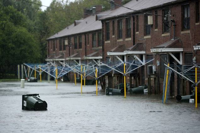 Lata de lixo flutua após o rio Neuse transbordar, durante a passagem do furacão Florence em New Bern, no estado americano da Carolina do Norte - 13/09/2018 Lata de lixo flutua após o rio Neuse transbordar, durante a passagem do furacão Florence em New Bern, no estado americano da Carolina do Norte - 13/09/2018