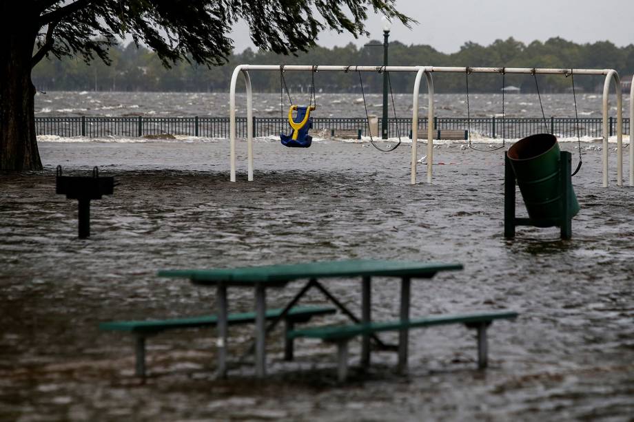 Union Point Park é inundado após a passagem do furacão Florence, em New Bern, cidade localizada no estado americano da Carolina do Norte - 13/09/2018