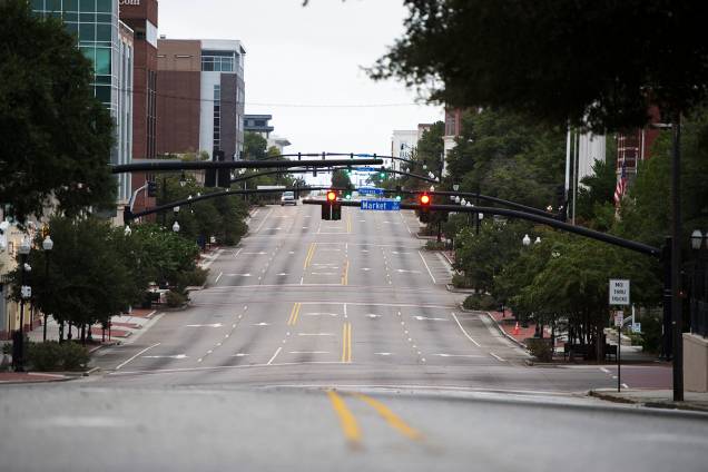 Avenida é vista vazia antes da passagem do furacão Florence, na cidade de Wilmington, localizada no estado americano da Carolina do Norte - 13/09/2018 Avenida é vista vazia antes da passagem do furacão Florence, na cidade de Wilmington, localizada no estado americano da Carolina do Norte - 13/09/2018