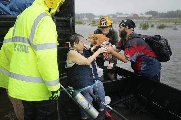 Equipes de resgate e voluntários ajudam a resgatar uma mulher e seu cachorro de sua casa inundada durante passagem do furacão Florence em James City, na Carolina do Norte - 14/09/2018 Equipes de resgate e voluntários ajudam a resgatar uma mulher e seu cachorro de sua casa inundada durante passagem do furacão Florence em James City, na Carolina do Norte - 14/09/2018