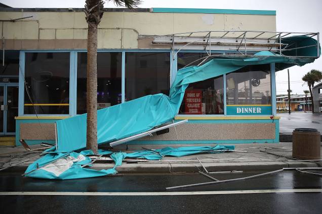 Fachada de restaurante fica danificada após ser atingida pelos ventos do furacão Florence em Myrtle Beach, na Carolina do Sul - 14/09/2018 Fachada de restaurante fica danificada após ser atingida pelos ventos do furacão Florence em Myrtle Beach, na Carolina do Sul - 14/09/2018