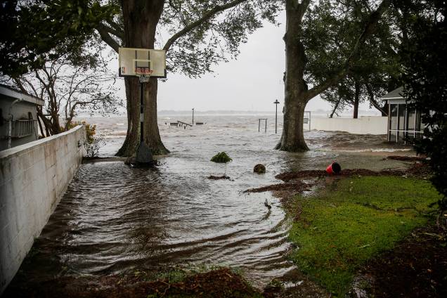 Água do rio Neuse começa a inundar as casas enquanto o furacão Florence toca a terra em New Bern, Carolina do Norte - 13/09/2018 Água do rio Neuse começa a inundar as casas enquanto o furacão Florence toca a terra em New Bern, Carolina do Norte - 13/09/2018