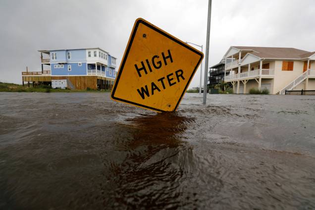 Rua fica inundada após passagem do furacão Florence em Oak Island, Carolina do Norte - 16/09/2018 Rua fica inundada após passagem do furacão Florence em Oak Island, Carolina do Norte - 16/09/2018