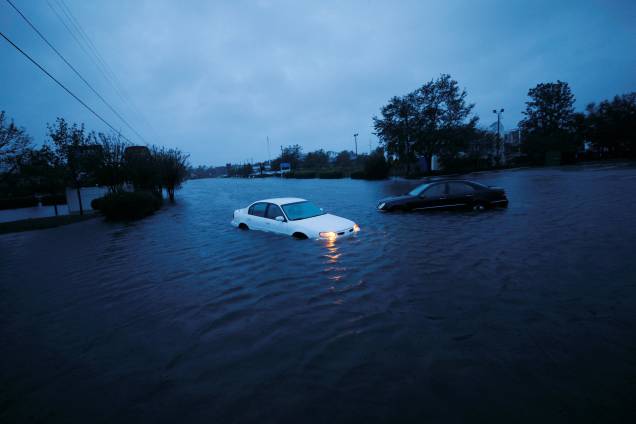 Carros ficam submersos em uma rua inundada após passagem do furacão Florence em Wilmington, na Carolina do Norte - 15/09/2018 Carros ficam submersos em uma rua inundada após passagem do furacão Florence em Wilmington, na Carolina do Norte - 15/09/2018