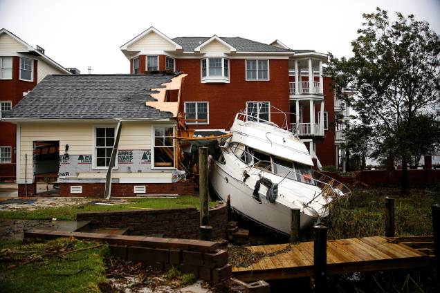 Barco vai parar no quintal de uma casa após a passagem do furacão Florence em New Bern, Carolina do Norte - 16/09/2018 Barco vai parar no quintal de uma casa após a passagem do furacão Florence em New Bern, Carolina do Norte - 16/09/2018