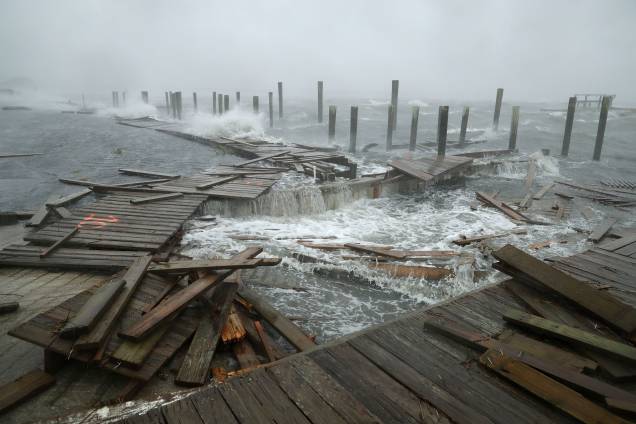 Doca fica completamente destruída pelos fortes ventos e ondas provocados pela passagem do furacão Florence em Atlantic Beach, no estado da Carolina do Norte - 15/09/2018 Doca fica completamente destruída pelos fortes ventos e ondas provocados pela passagem do furacão Florence em Atlantic Beach, no estado da Carolina do Norte - 15/09/2018