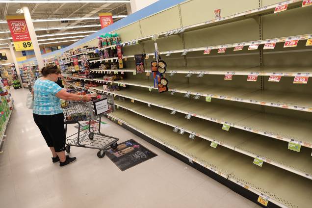 Prateleiras ficam vazias em um supermercado enquanto as pessoas estocam os alimentos antes da chegada do furacão Florence em Myrtle Beach, Carolina do Sul - 12/09/2018 Prateleiras ficam vazias em um supermercado enquanto as pessoas estocam os alimentos antes da chegada do furacão Florence em Myrtle Beach, Carolina do Sul - 12/09/2018