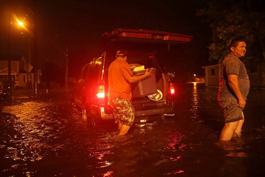 Homens carregam o carro com pertences para a evacuação enquanto o Furacão Florence se aproxima de New Bern, na Carolina do Norte - 13/09/2018