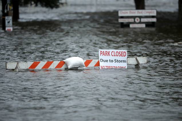 Uma placa de sinalização de fechamento do Parque 'Union Point' é vista nas águas da inundação do Rio Neuse, causada pela aproximação do Furacão Florence em New Bern, na Carolina do Norte - 13/09/2018 Uma placa de sinalização de fechamento do Parque 'Union Point' é vista nas águas da inundação do Rio Neuse, causada pela aproximação do Furacão Florence em New Bern, na Carolina do Norte - 13/09/2018