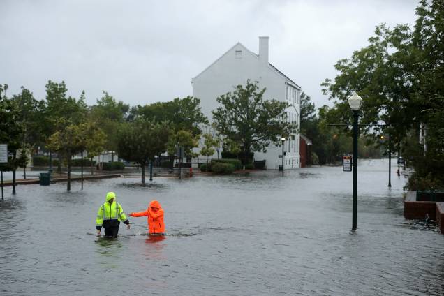 Residentes de New Bern, na Carolina do Norte, andam nas águas da inundação do Rio Neuse após a passagem do Furacão Florence - 13/09/2018 Residentes de New Bern, na Carolina do Norte, andam nas águas da inundação do Rio Neuse após a passagem do Furacão Florence - 13/09/2018