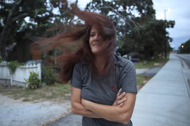 Mulher tem os cabelos bagunçados pelos fortes ventos do furacão Florence em Myrtle Beach, nos Estados Unidos - 14/09/2018 Mulher tem os cabelos bagunçados pelos fortes ventos do furacão Florence em Myrtle Beach, nos Estados Unidos - 14/09/2018