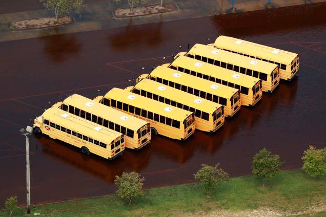 Ônibus escolares, ficam submersos em um pátio após enchente causada pela passagem do furacão Florence em Lumberton, Carolina do Norte - 17/09/2018 Ônibus escolares, ficam submersos em um pátio após enchente causada pela passagem do furacão Florence em Lumberton, Carolina do Norte - 17/09/2018