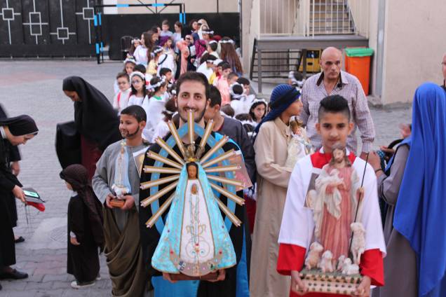 Procissão da paróquia católica de Gaza: ações sociais, escolas e rituais. Procissão da paróquia católica de Gaza: ações sociais, escolas e rituais.