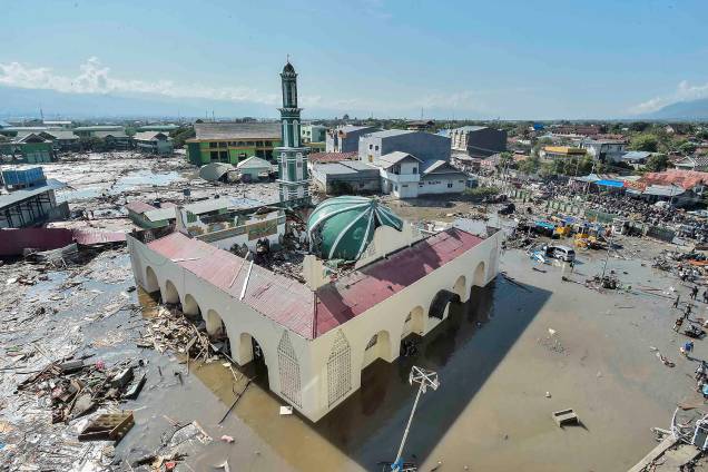 Vista aérea da mesquita Baiturrahman destruída pelo Tsunami em Palu, Indonésia - 30/09/2018 Vista aérea da mesquita Baiturrahman destruída pelo Tsunami em Palu, Indonésia - 30/09/2018