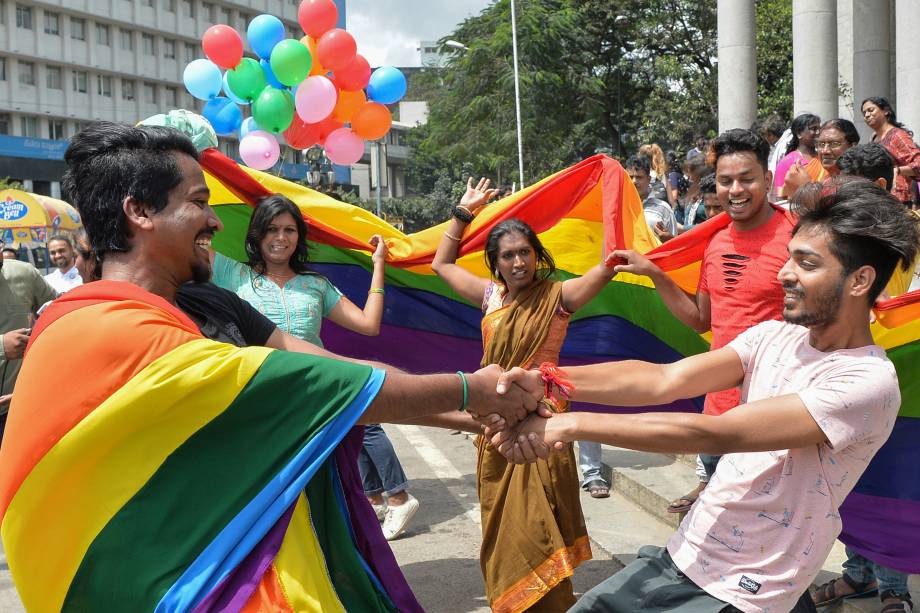 Ativistas da comunidade LGBT celebram a decisão da Suprema Corte que derruba a proibição das relações homossexuais em Bangalore, na Índia - 06/09/2018