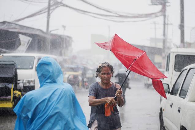 Mulher tem seu guarda-chuva destruído durante as fortes tempestades causadas pelo supertufão Mangkhut em Manila nas Filipinas - 15/09/2018 Mulher tem seu guarda-chuva destruído durante as fortes tempestades causadas pelo supertufão Mangkhut em Manila nas Filipinas - 15/09/2018