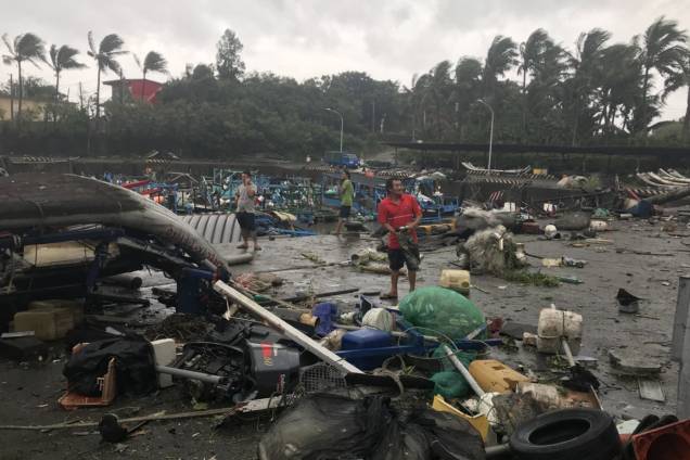 Moradores caminham entre os destroços do porto de pesca de Shang Wu, no condado de Taitung, leste de Taiwan - 15/09/2018 Moradores caminham entre os destroços do porto de pesca de Shang Wu, no condado de Taitung, leste de Taiwan - 15/09/2018