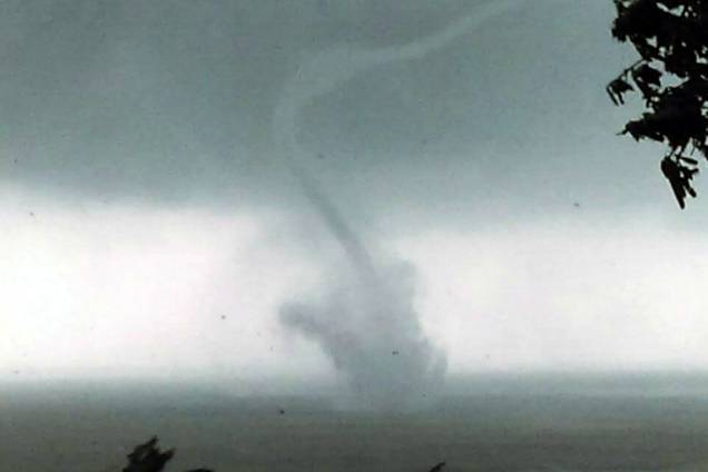 Troba d'água se forma no oceano no condado de Taitung, leste de Taiwan, enquanto o supertufão Mangkhut se aproxima do sul de Taiwan - 15/09/2018 Troba d'água se forma no oceano no condado de Taitung, leste de Taiwan, enquanto o supertufão Mangkhut se aproxima do sul de Taiwan - 15/09/2018