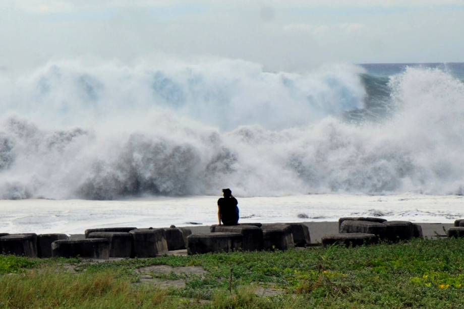 Homem observa enormes ondas na costa do condado de Taitung, leste de Taiwan, enquanto o supertufão Mangkhut se aproxima do mar do sul de Taiwan - 14/09/2018