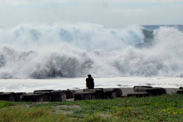 Homem observa enormes ondas na costa do condado de Taitung, leste de Taiwan, enquanto o supertufão Mangkhut se aproxima do mar do sul de Taiwan - 14/09/2018 Homem observa enormes ondas na costa do condado de Taitung, leste de Taiwan, enquanto o supertufão Mangkhut se aproxima do mar do sul de Taiwan - 14/09/2018