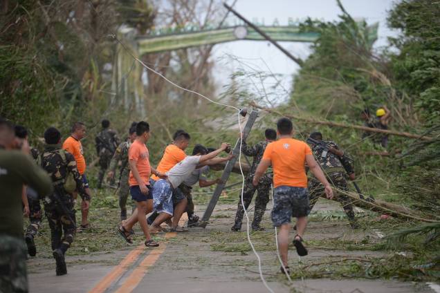 Equipes de resgate limpam uma estrada coberta de árvores e postes elétricos derrubados pelos fortes ventos do supertufão Mangkhut na província de Cagayan, ao norte de Manila nas Filipinas - 15/09/2018 Equipes de resgate limpam uma estrada coberta de árvores e postes elétricos derrubados pelos fortes ventos do supertufão Mangkhut na província de Cagayan, ao norte de Manila nas Filipinas - 15/09/2018