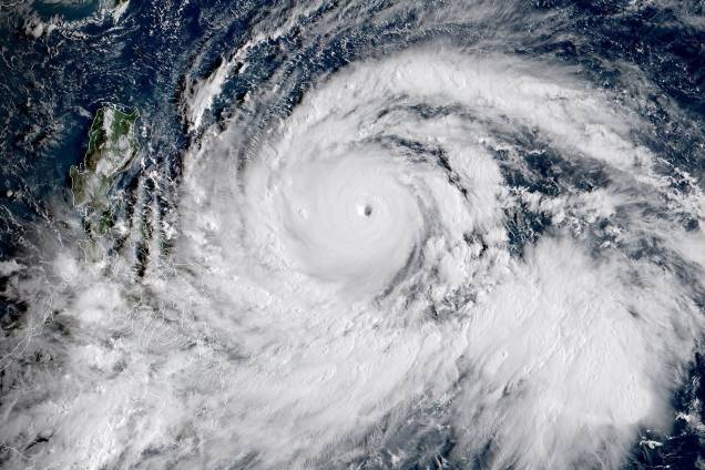 Imagem feita por satélite mostra o tufão Mangkhut avançando em direção às Filipinas - 13/09/2018 Imagem feita por satélite mostra o tufão Mangkhut avançando em direção às Filipinas - 13/09/2018