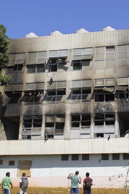 Incêndio no Alojamento Estudantil da UFRJ - 02/08/2017 Incêndio no Alojamento Estudantil da UFRJ - 02/08/2017