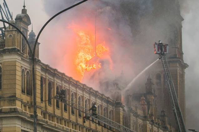Incêndio destrói Museu da Língua Portuguesa, no histórico edifício da Estação da Luz, no Bairro da Luz, em São Paulo - 21/12/2015 Incêndio destrói Museu da Língua Portuguesa, no histórico edifício da Estação da Luz, no Bairro da Luz, em São Paulo - 21/12/2015