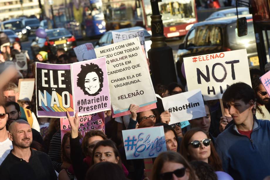 Mulheres se reúnem para a marcha Mulheres contra Jair Bolsonaro em Westminster, Londres - 29/09/2018