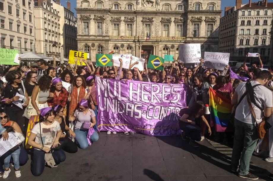 Protesto contra o candidato a Presidencia Jair Bolsonaro (PSL) na Place des Terreaux, no centro de Lyon, França - 29/09/2018