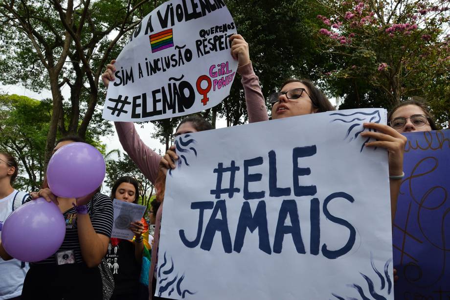 Protesto contra o presidenciável Jair Bolsonaro (PSL) na praça Afonso Pena, no centro de São José dos Campos, em São Paulo - 29/09/2018