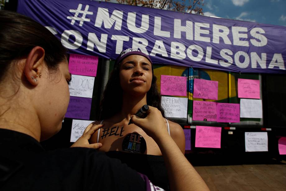 Protesto contra o candidato à presidência da República pelo PSL, Jair Bolsonaro no Largo da Batata, em São Paulo - 29/09/2018