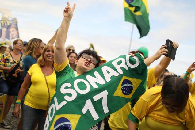 Apoiadores de Jair Bolsonaro realizam ato na praia de Copacabana no Rio de Janeiro - 29/09/2018 Apoiadores de Jair Bolsonaro realizam ato na praia de Copacabana no Rio de Janeiro - 29/09/2018