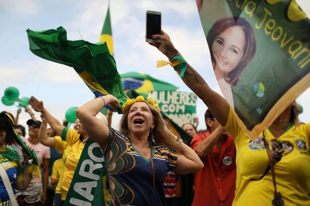 Apoiadores de Jair Bolsonaro realizam ato na praia de Copacabana no Rio de Janeiro - 29/09/2018 Apoiadores de Jair Bolsonaro realizam ato na praia de Copacabana no Rio de Janeiro - 29/09/2018