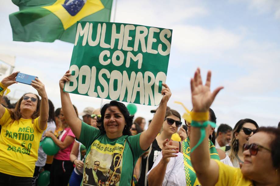 Apoiadores de Jair Bolsonaro realizam ato na praia de Copacabana no Rio de Janeiro - 29/09/2018