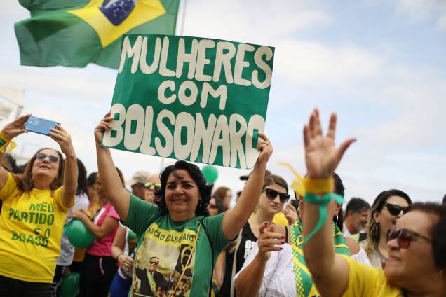 Apoiadores de Jair Bolsonaro realizam ato na praia de Copacabana no Rio de Janeiro - 29/09/2018 Apoiadores de Jair Bolsonaro realizam ato na praia de Copacabana no Rio de Janeiro - 29/09/2018