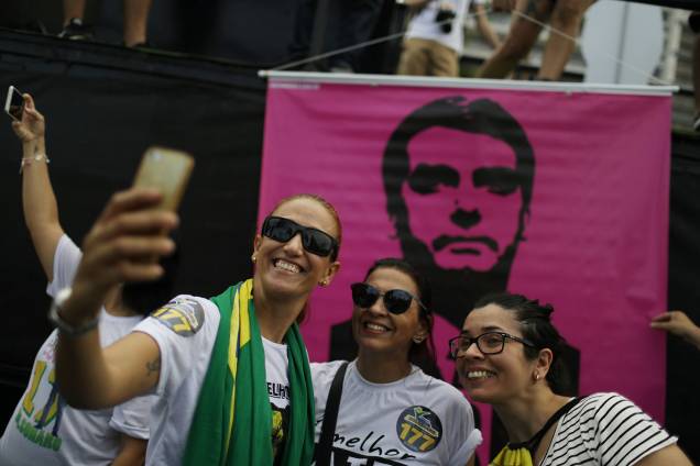 Apoiadores de Jair Bolsonaro realizam ato na praia de Copacabana no Rio de Janeiro - 29/09/2018 Apoiadores de Jair Bolsonaro realizam ato na praia de Copacabana no Rio de Janeiro - 29/09/2018