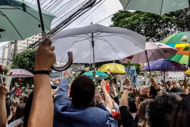 Eleitores aguardam com livros e flores nas mãos a chegada de Fernando Haddad em frente ao seu local de votação no bairro de Moema, em São Paulo - 28/10/2018 Eleitores aguardam com livros e flores nas mãos a chegada de Fernando Haddad em frente ao seu local de votação no bairro de Moema, em São Paulo - 28/10/2018