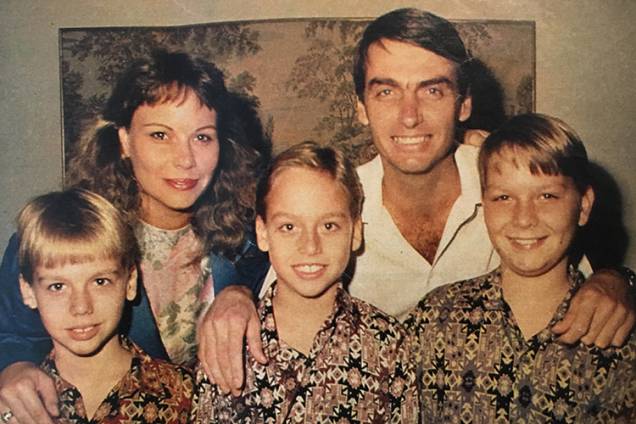 Jair Bolsonaro com sua ex-esposa Rogéria Nantes Nunes Braga, e os três filhos do casal: Eduardo, Carlos e Flávio Jair Bolsonaro com sua ex-esposa Rogéria Nantes Nunes Braga, e os três filhos do casal: Eduardo, Carlos e Flávio